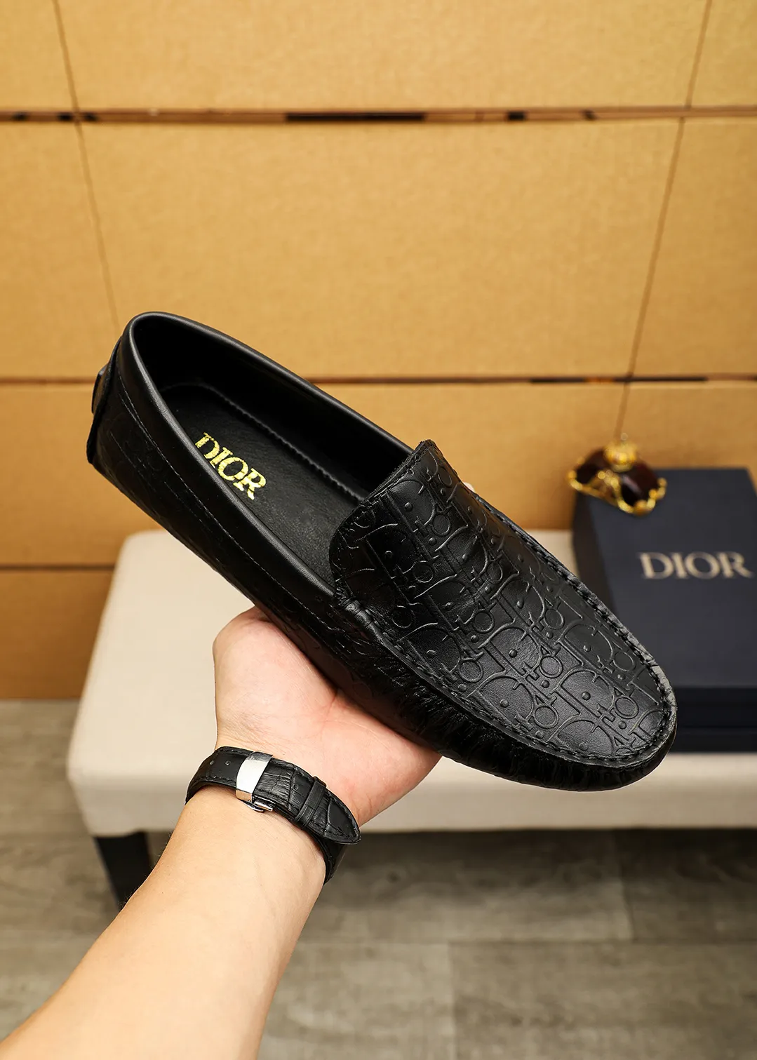 Men's shoes 💰420 💐 Product trademark: Dior "Dior" Doudou shoes Regular size: 38-44 (45🉑️customized) Product materials: Selected Italian imported first-layer calfskin embossed upper, imported water-dyed sheep 🐑 leather lining. Strong three-dimensional visual effect, original outsole color: 1⃣️color🉑️select